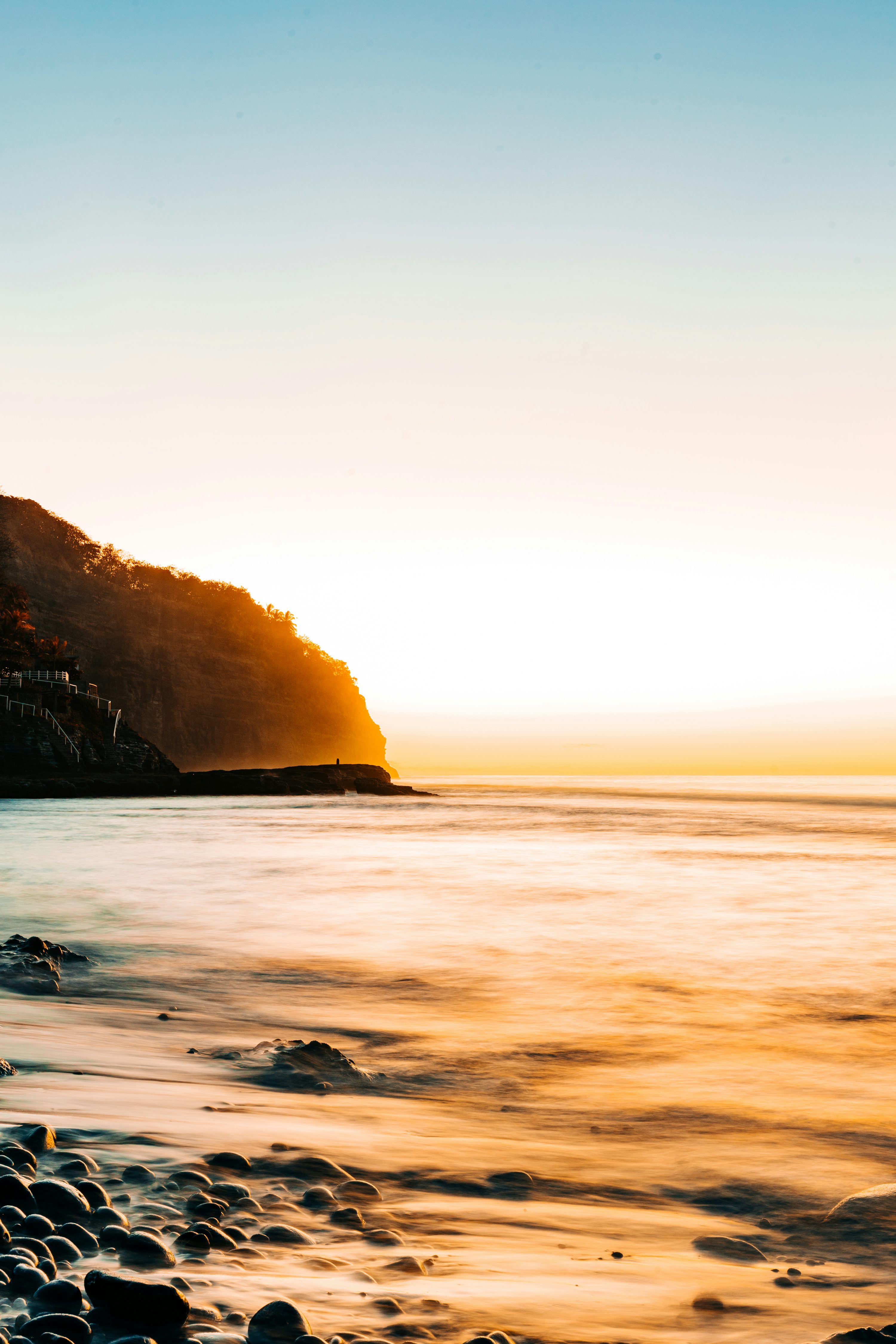 Costa rocosa y oleaje de Playa El Zonte, El Salvador, fotografiados por Erick Chévez