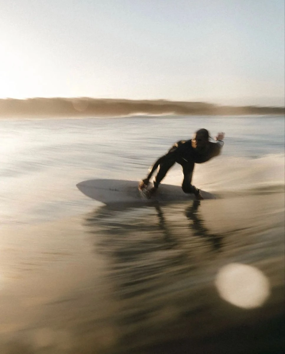 Surfista trazando una ola con la luz cálida del Pacífico